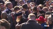 Re Carlo III e William sorprendono la folla