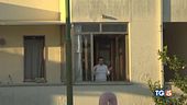 Spara a un pompiere e si barrica in casa