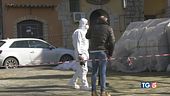 Padre uccide il figlio sparandogli in strada