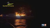 Traghetto in fiamme, un inferno e dispersi