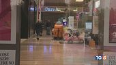 Accoltella e uccide in un centro commerciale