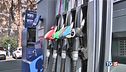 Benzina e bollette, prezzi giù e sostegni
