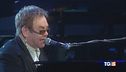 Elton John compie 75 anni