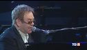 Elton John compie 75 anni