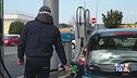 Prezzo del greggio in aumento, primi rialzi dei prezzi dei carburanti
