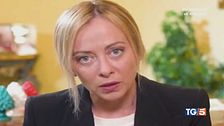 Meloni difende manovra, scontro Renzi-Schlein