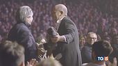 Checco Zalone imita Riccardo Muti ma non sa che è seduto in platea