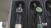 Benzina di nuovo sopra i 2 euro