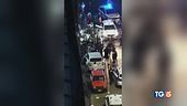 Accerchiati, malmenati dai venditori abusivi