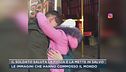 Il soldato saluta la figlia e la mette in salvo