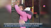 Il soldato saluta la figlia e la mette in salvo