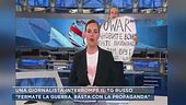 Una giornalista interrompe il tg russo