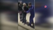Prendono un anziano e lo gettano nel cassonetto