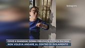 Covid a Shanghai, donna prelevata a forza da casa