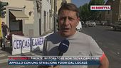 Firenze, cerca camerieri con uno striscione