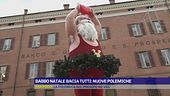 Babbo Natale bacia tutti: nuove polemiche