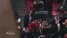 "L'ospitata" di Vincenzo sotto il balcone di Graziella