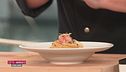 Insalata di spaghetti, stracciatella. pistacchi e gamberi rossi