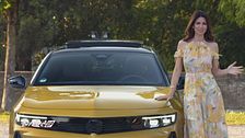 Alessia Ventura a bordo della Opel Astra in versione plug-in hybrid