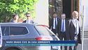 Mario Draghi esce da casa sorridente