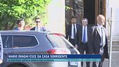 Mario Draghi esce da casa sorridente