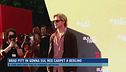Brad Pitt in gonna sul red carpet a Berlino