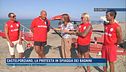 Castelporziano, la protesta in spiaggia dei bagnini