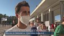 Napoli, gente in coda per fare il netturbino