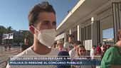 Napoli, gente in coda per fare il netturbino