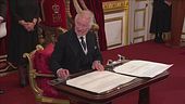Il Re Carlo III ed il gesto di stizza durante la proclamazione