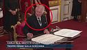 Carlo III, il gesto di stizza alla firma