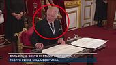 Carlo III, il gesto di stizza alla firma