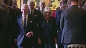 Re Carlo III mostra il suo lato umano in alcune gaffes