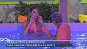 Gf Vip, il primo bacio in piscina