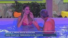 Gf Vip, il primo bacio in piscina