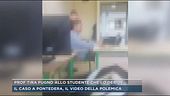 Prof tira pugno allo studente che lo deride