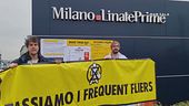 La protesta a Linate, contro i jet privati