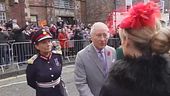 Re Carlo III accolto con lancio di uova a York