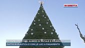 Sesto Fiorentino, albero di Natale di plastica con luci a gettone