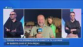 Tifosa pala giornalista in diretta tv, lui ride