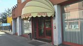 Picchiato selvaggiamente davanti al suo hotel
