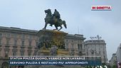 Milano, la statua imbrattata in piazza Duomo