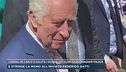 Incoronazione Carlo III, il Re stringe la mano all'inviato Mediaset fuori Buckingham Palace