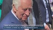 Incoronazione Carlo III, il Re stringe la mano all'inviato Mediaset fuori Buckingham Palace
