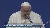 Il Papa non benedice un cane, scoppia la polemica
