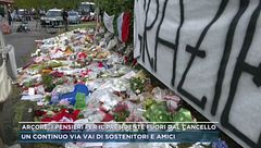 Arcore, i pensieri per il Presidente fuori dal cancello