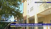 Papà lancia la figlia di 2 anni dal terzo piano