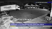 Guardano la tv e irrompono due ladri con l'ascia