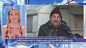 Vive in roulotte con 6 cani: gli aiuti del pubblico