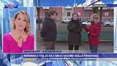Mamma e figlio da 4 mesi vivono sulla panchina